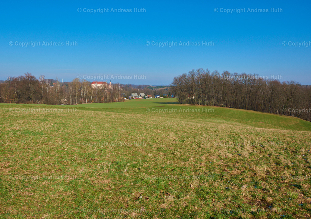 Blick von einer der landwirtschaftlich genutzten Plateauflächen auf Schloss Wolkenburg | Bedeutsame Landschaften Deutschlands - Realisiert mit Pictrs.com