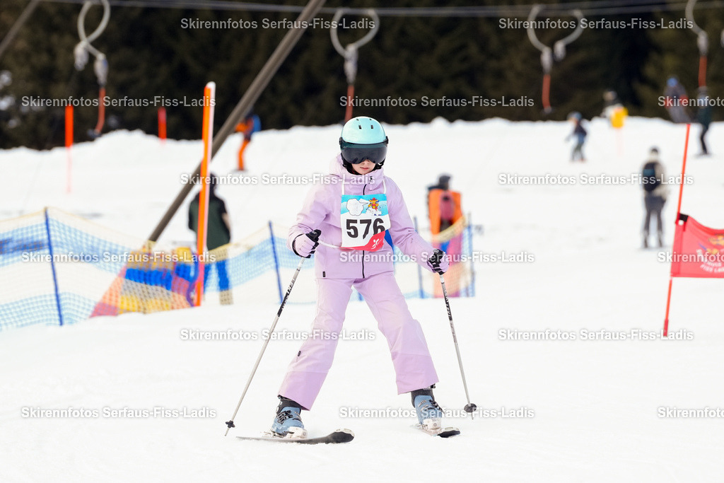SRF_02.01.2026_0998 | Skirennfotos,Serfaus,Fiss,Ladis,Kinderskirennen,Winter,Tirol,Oberland,skirace,SFL,feelfree,weil wir's genießen,ski,Ski,skifahren,Sonnenplateau, - Realisiert mit Pictrs.com