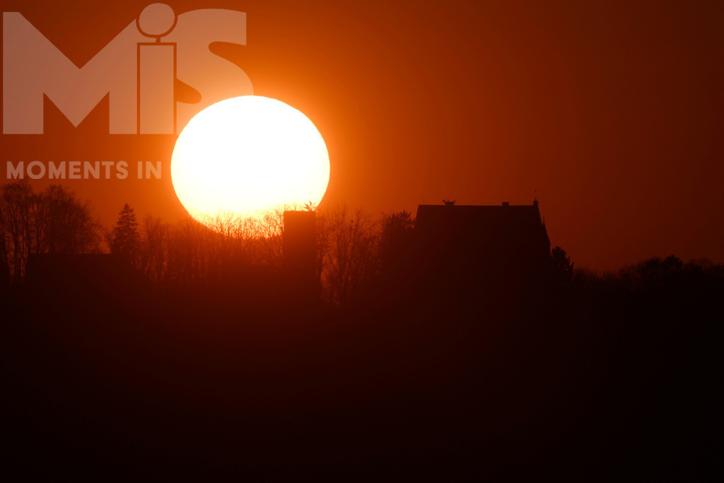 mis_180921bf01.JPG | 23.03.2022, Mindelheim im Unterallgäu, Die Sonne geht als riesiger gelber Ball hinter der historischen Mindelburg unter. Von einem Hügel bei Heimenegg aus mit 800mm Objektiv-Brennweite fotografiert.
 - Realisiert mit Pictrs.com