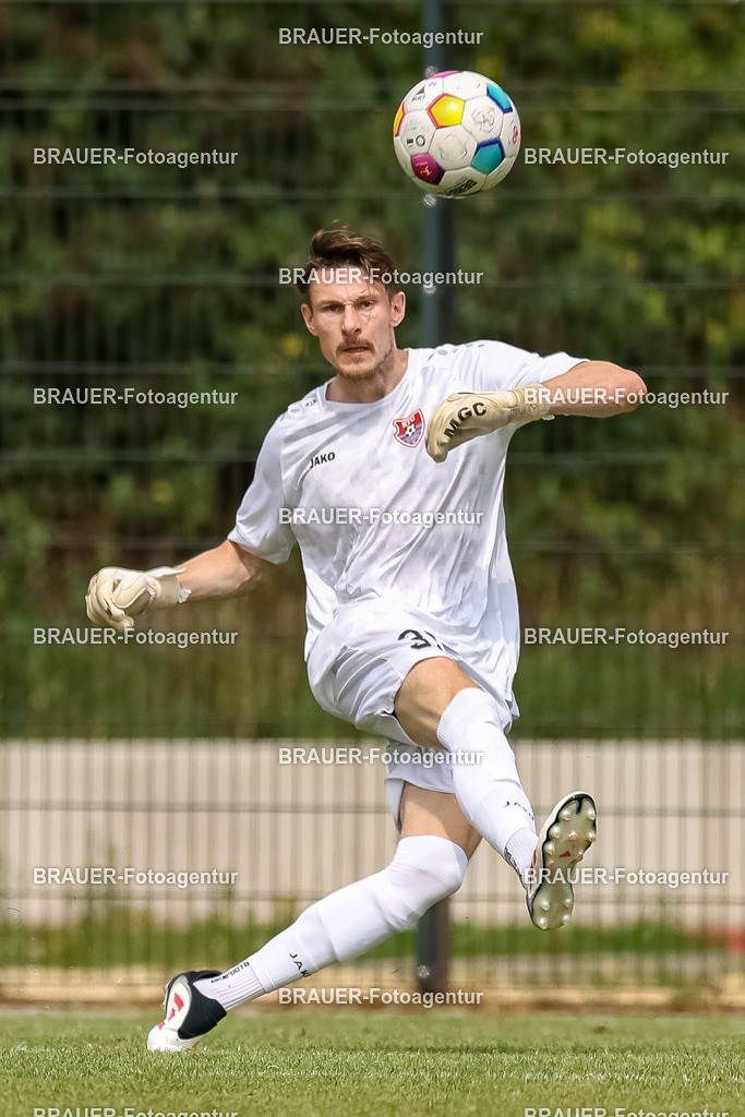 1_SVSKFC_20250726_0257.JPG -  - SV Schermbeck - KFC Uerdingen  - Testspiel | Schermbeck, Deutschland, 26.07.25: Torwart Rafael Hester (KFC Uerdingen) in Aktion, am Ball, Einzelaktion während des Testspiel Spiels zwischen SV Schermbeck - KFC Uerdingen  in der Volksbank Arena am 26. July 2025 in Schermbeck, Deutschland. (Foto von Stefan Brauer/Brauer-Fotoagentur)