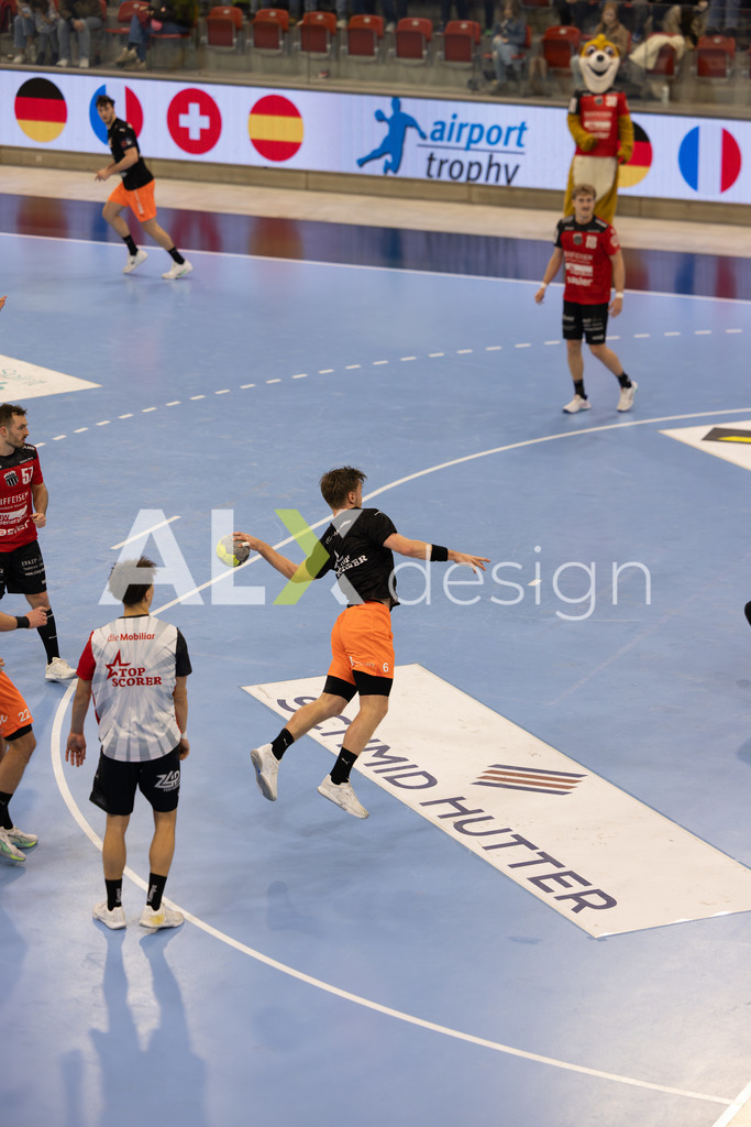 Handballen I Herren I Saison 2025-2026 I Quickline Handball League 2026 | Men I 18. Spieltag I Pfade Winterthur - Kadetten Schaffhausen I 20.12.2025 | 6 Odinn Rikhardsson (Kadetten Schaffhausen) - Flügel rechts - Realisiert mit Pictrs.com