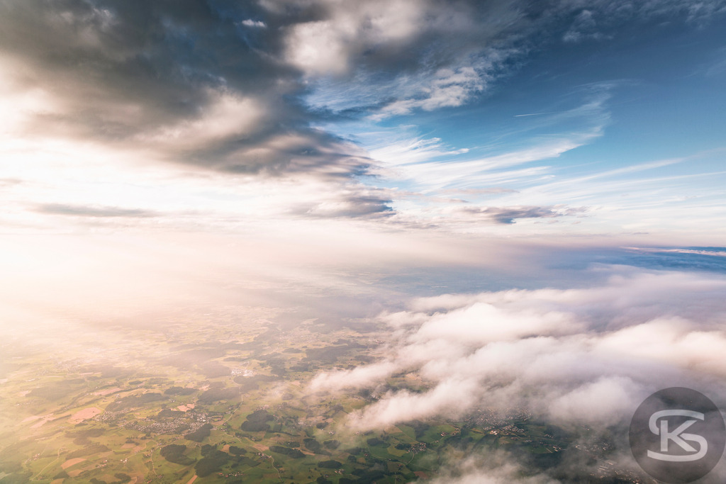 Luftaufnahme Bodensee, Allgäu, Vorarlberg: Grüne Landschaft, Bodensee & Berge | Entdecken Sie atemberaubende Luftaufnahmen der malerischen Landschaft am Bodensee, im Allgäu und Vorarlberg mit grünen Feldern, Wäldern und Bergen im Hintergrund. Ideal für Naturliebhaber und Genießer - Realisiert mit Pictrs.com