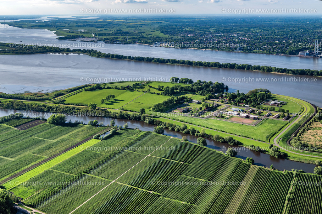 Hahnöfersand_Elbinsel_ELS_0206070524 | JORK 06.05.2024 Gefängnis- Gelände und Sicherheitsumzäunung der Justizvollzugsanstalt JVA auf der Insel im Flußverlauf der Elbe im Ortsteil Hahnöfersand in Jork Altes Land im Bundesland Niedersachsen, Deutschland. Nur für redaktionelle Nutzung freigegeben ! // Prison grounds and high security fence Prison on the island in the course of the Elbe river in the district Hahnoefersand in Jork Old Land in the state Lower Saxony, Germany. Editorial use only ! Foto: Martin Elsen