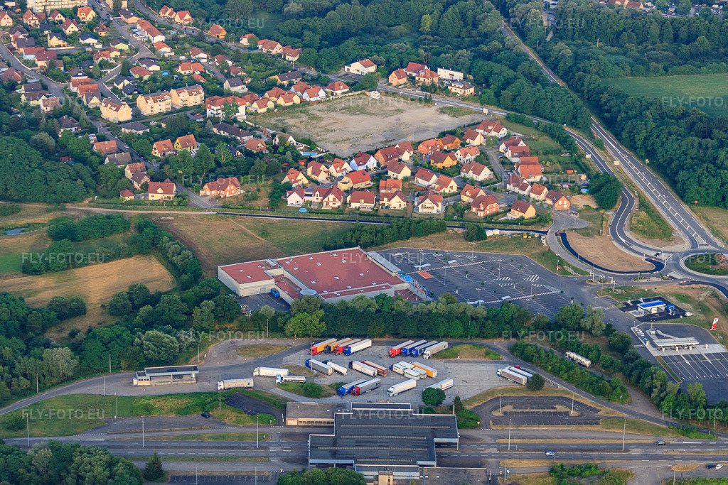 Vue aérienne: L'ancien poste frontière B9/A35 et le terrain vague du supermarché ont été démolis pour laisser place à un nouveau projet immobilier. à Scheibenhard dans le département Bas Rhin, France.Photo: IMG_30647.jpg prise le 09/07/2010 par Werner Riehm/FLY-FOTO.euRésolution de l'original: 4553 x 3035 px