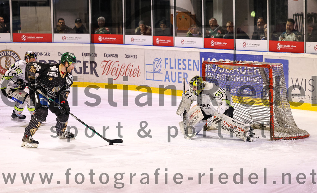 2024-02-16_086_TSV_Erding_gegen_ERSC_Amberg | Erding, Deutschland, 16.02.2024:
Eishockey, Bayernliga Playoffs 2023 / 2024, 1. Spieltag, TSV Erding gegen ERSC Amberg, Endergebnis: 1:2

Thomas Plihal (Erding Gladiators, #39), Torwart Timon Bätge (ERSC Amberg, #31)

Foto: Christian Riedel / fotografie-riedel.net