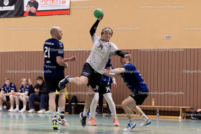 Handball I Herren I Saison 2025-2026 I SHSE Manfred-Frank-Pokal I Viertelfinale I HSG Kalkberg 06 II - HSG Kalkberg 06 120 | v.l. Stephan Lorey (21, HSG Kalkberg 06), Frederic Wesche (34, HSG Kalkberg 06 II), Fabian Wudtke (33, HSG Kalkberg 06) - Realisiert mit Pictrs.com