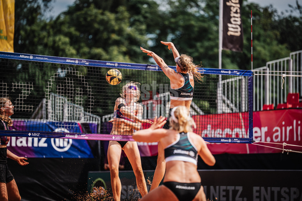 Beachvolleyball | Frauen | Allianz German Beach Tour 2025 | Tourstop München | 04.07.2025 | v.l. Karla Borger wird geblockt von Josefine Schäkel