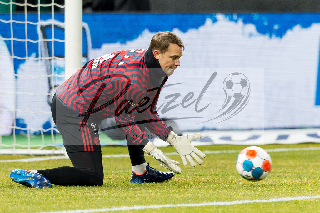 BSCFCB20220123_194 | Fussball, Herren: Torwart Manuel Neuer (FC Bayern Muenchen) in Aktion bei dem Spiel der 1. Bundesliga zwischen Hertha BSC und FC Bayern Muenchen im Olypiastadion am 23.01.2022 in Berlin, Deutschland.DFB / DFL REGULATIONS PROHIBIT ANY USE OF PHOTOGRAPHS AS IMAGE SEQUENCES AND/OR QUASI-VIDEO. - Realisiert mit Pictrs.com
