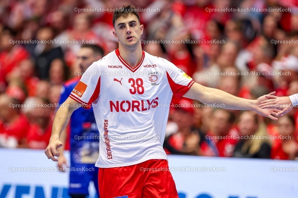 EHF18012602086 | 18.01.2026, Handball, Men's EHF EURO 2026, Dänemark - Rumänien, Jyske Bank Boxen in Herning, Dänemark, Preliminary Round:  Mads Hoxer Hangaard (Denmark #38) jubelnd