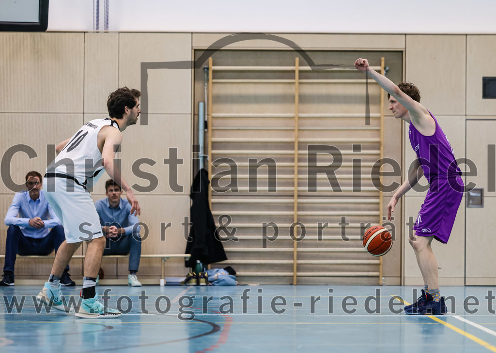 2022-05-01_037_TSV_Vaterstetten_gegen_DJK_Traunstein | Vaterstetten, Deutschland, 01.05.2022:
Basketball, Aufstiegsrunde zur Bayernliga 2021 / 2022, 5. Spieltag, TSV Vaterstetten gegen DJK Traunstein, Endergebnis: 87:79

Luca Maurice Kohll (TSV Vaterstetten, #10)

Foto: Christian Riedel / fotografie-riedel.net