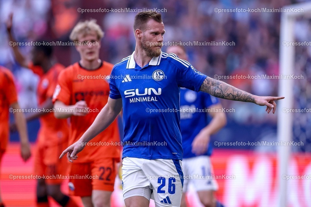 S0402052501020 | 02.05.2025, Fußball, FC Schalke 04 - SC Paderborn 07, 2.. Fußball Bundesliga, 32. Spieltag, Veltins-Arena Gelsenkirchen, Saison 2024 2025: Tomas Kalas (Schalke04 #26) gestikulierendDFB regulations prohibit any use of photographs as image sequences and or quasi-video.