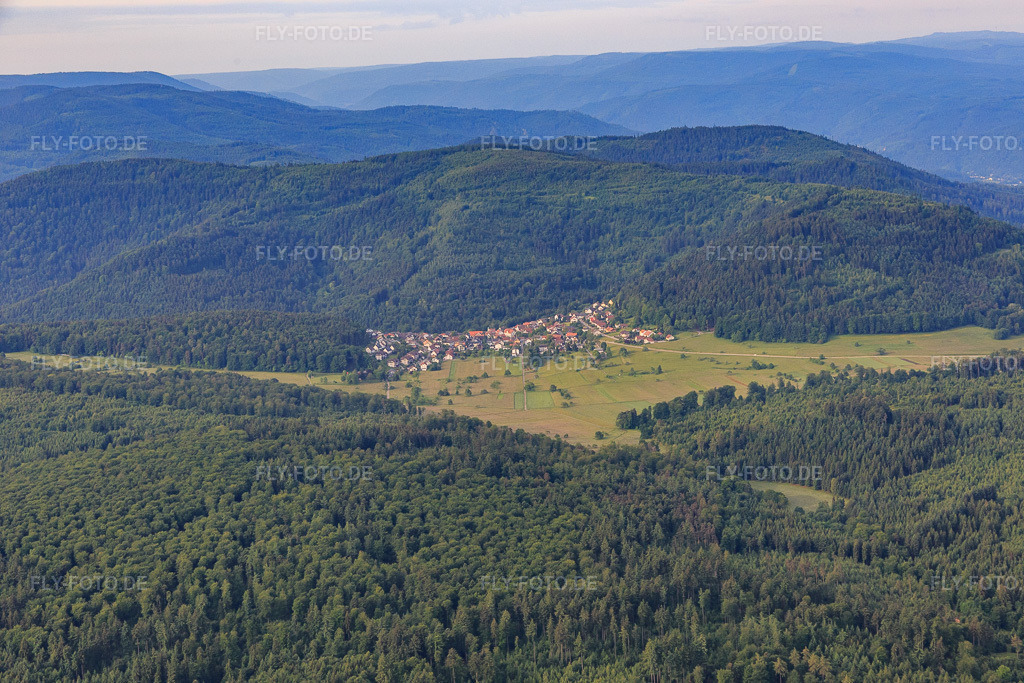 Luftbild: Dorfansicht im Nordschwarzwald aus Norden im Ortsteil Bernbach in Bad Herrenalb im Bundesland Baden-Württemberg in Deutschland. Foto: IMG_079715.jpg vom 31.05.2015 durch Werner Riehm/FLY-FOTO.de