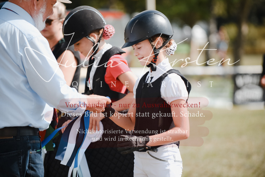 DSC_5554 | Pferde- und Turnierfotografie in Westsachsen. Pferdeportraits, Auftragszeichnungen und intuitive Kunst.