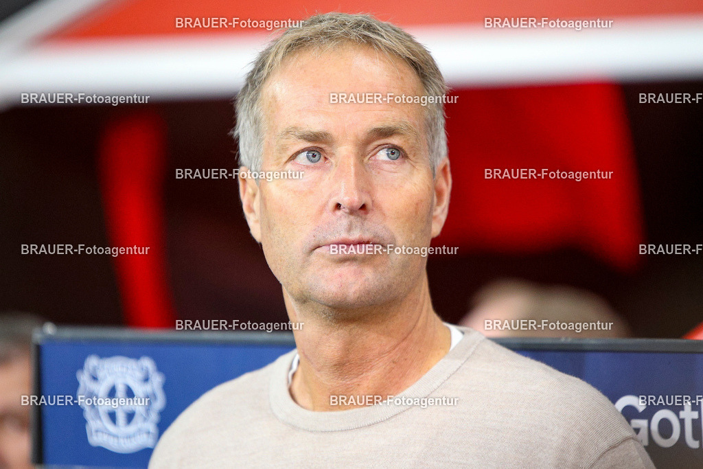 Bayer 04 Leverkusen vs Eintracht Frankfurt - Bundesliga  | Leverkusen, Deutschland, 12.09.25:   Trainer Kasper Hjulmand (Bayer 04 Leverkusen) schaut waehrend des Spiels der Bundesliga zwischen  Bayer 04 Leverkusen vs Eintracht Frankfurt in der BayArena(Foto von Brauer-Fotoagentur / Adrian Schlueter)