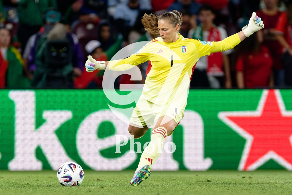 Portugal v Italy - UEFA Women's EURO 2025 Group B | GENEVA, SWITZERLAND - JULY 7:  Laura Giuliani of Italy shoots  during the UEFA Women's EURO 2025 Group B match between Portugal and Italy at Stade de Geneve on July 7, 2025 in Geneva, Switzerland. (Photo by Giuseppe Velletri/Sports Press Photo/Getty Images)