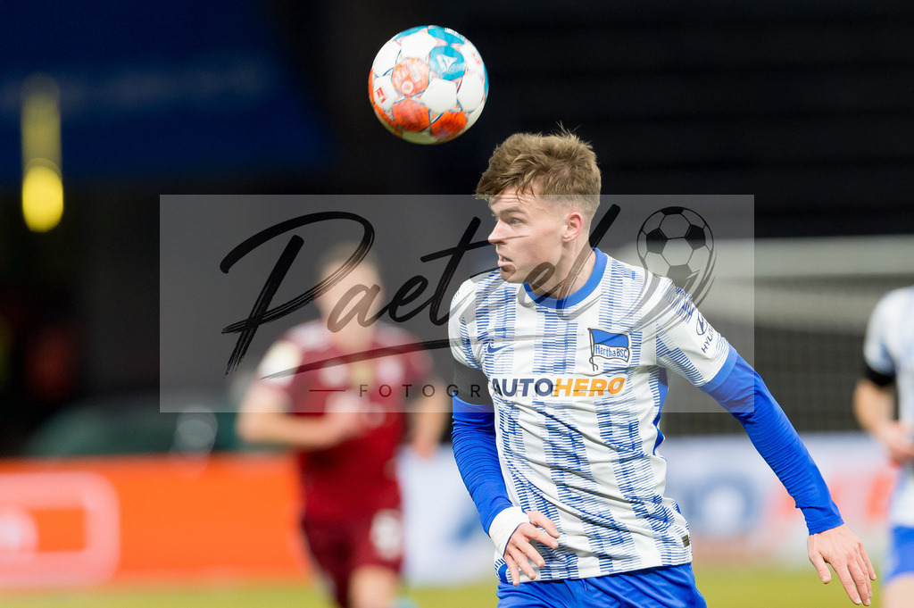 BSCFCB20220123_265 | Fussball, Herren: Maximilian Mittelstaedt (Hertha BSC) in Aktion, am Ball, Einzelaktion bei dem Spiel der 1. Bundesliga zwischen Hertha BSC und FC Bayern Muenchen im Olypiastadion am 23.01.2022 in Berlin, Deutschland.DFB / DFL REGULATIONS PROHIBIT ANY USE OF PHOTOGRAPHS AS IMAGE SEQUENCES AND/OR QUASI-VIDEO. - Realisiert mit Pictrs.com