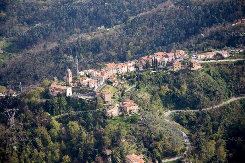 Aerial view: View of the town in Pedona in the state Tuscany, Italy. – Photo: IMG_086953.jpg taken on 04/03/2016 by Werner Riehm/FLY-FOTO.com – Resolution of the original: 5472 x 3648 px