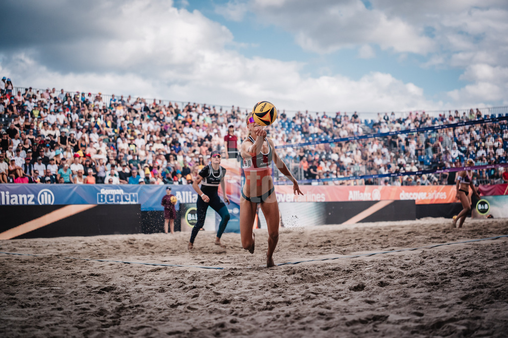 Beachvolleyball | Frauen | Deutsche Meisterschaften 2025 Timmendorfer Strand | 05.09.2025 | Nele Barber spielt den Ball