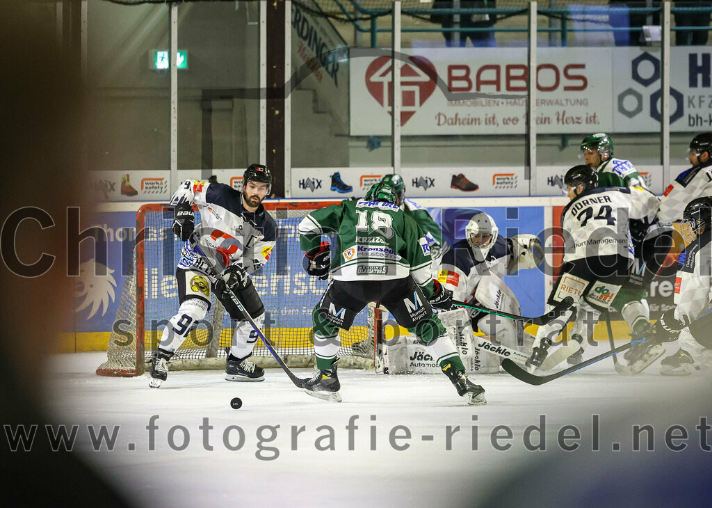 2024-01-26_069_TSV_Erding_gegen_HC_Landsberg | Erding, Deutschland, 26.01.2024:
Eishockey, Bayernliga Vorrunde 2023 / 2024, 28. Spieltag, TSV Erding gegen HC Landsberg, Endergebnis: 6:2

Dennis Neal (HC Landsberg, #92), Daniel Krzizok (Erding Gladiators, #18), Torwart Moritz Borst (HC Landsberg, #32), Marius Dörner (HC Landsberg, #74)

Foto: Christian Riedel / fotografie-riedel.net