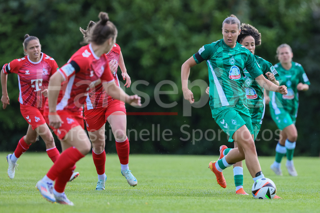 Fussball, Testspiel Frauen, SV Werder Bremen - 1. FC Köln | v.li.: Larissa Mühlhaus (SV Werder Bremen, 7) am Ball, Einzelbild, Ganzkörper, Aktion, Action, Spielszene