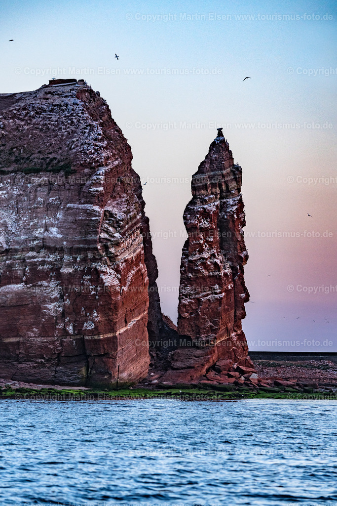 Helgoland zweite Lange Anna_ELS_3752030818 | Helgoland - Aufnahmedatum: 03.08.2018, Aufnahmehöhe:  m, Koordinaten:  - , Bildgröße: 4927 x  7391 Pixel - Copyright 2018 by Martin Elsen, Kontakt: Tel.: +49 157 74581206, E-Mail: info@schoenes-foto.deSchlagwörter:Schleswig-Holstein,Landkreis Pinneberg,Düne,Hochseeinsel,Börteboote,Meer,Küste,Halunder,Oberland,Unterland,Strand,Seehunde,Robben,Lange Anna,Felsen,Roter Felsen,Luftbild,Luftbilder,Bastölpel - Realisiert mit Pictrs.com