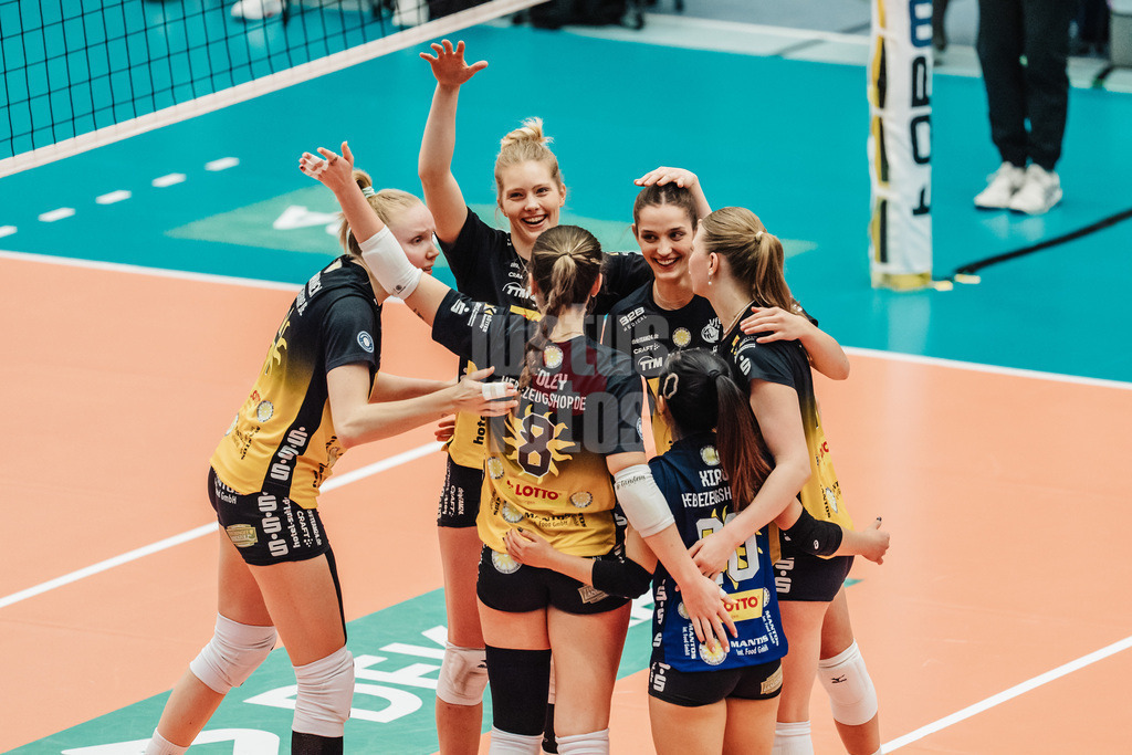 Volleyball | Frauen | Saison 2025/2026 | Volleyball Bundesliga | ETV Hamburger Volksbank Volleys vs. VfB Suhl LOTTO Thüringen | 07.03.2026 | Suhl jubelt, in der Mitte v.l. Hannah Hartmann (#5, VfB Suhl LOTTO Thüringen) und Irene del Carmen Ramos Mencia (#2, VfB Suhl LOTTO Thüringen)