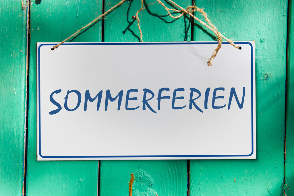 Sommerferien Schild | Symbolbild Sommerferien: Schild mit hinzugefügtem Text SOMMERFERIEN vor Holzhintergrund - Realisiert mit Pictrs.com