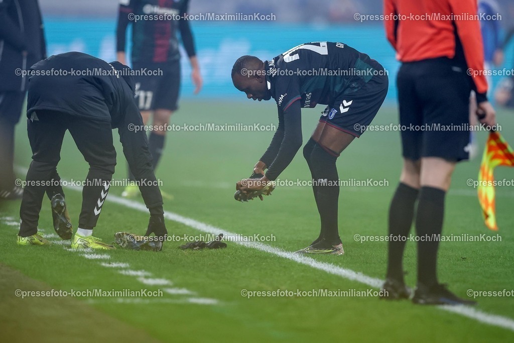 S0401022501016 | 01.02.2025, Fußball, FC Schalke 04 - 1. FC Magdeburg, 2.. Fußball Bundesliga, 20. Spieltag, Veltins-Arena Gelsenkirchen, Saison 2024 2025: Silas Gnaka (1.FC Magdeburg #25) wechselt den SchuhDFB regulations prohibit any use of photographs as image sequences and or quasi-video.