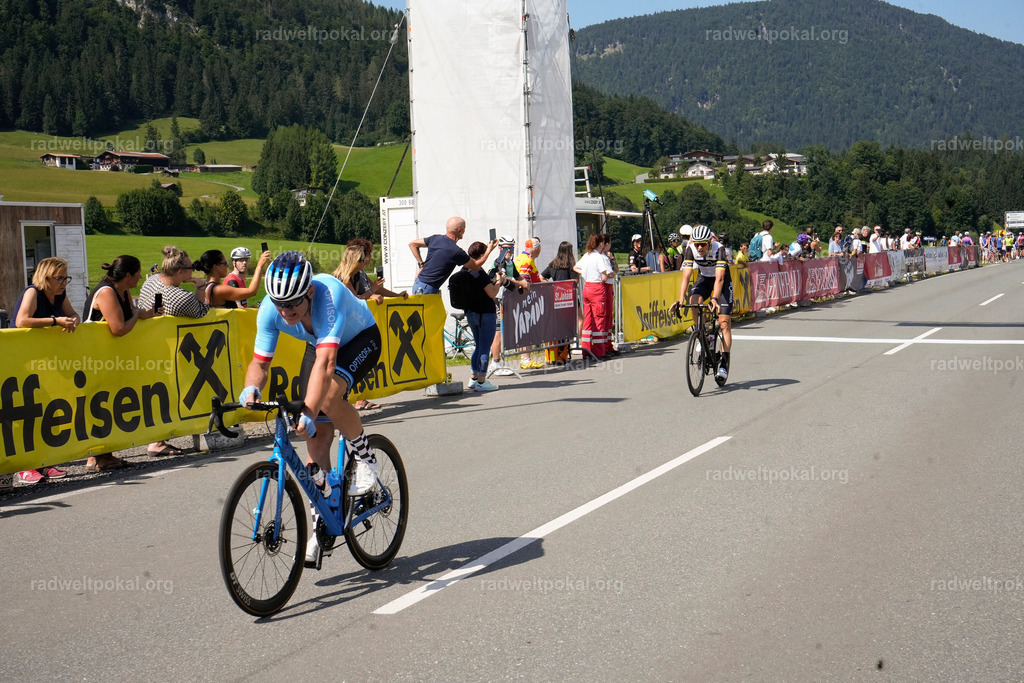 803_20230817_Bewerb_Maenner_Muehlanger | AUT - OESTERREICH, 2023-08-16: SPORT RENNRAD-FAHREN - 55. INTERNATIONALER RADWELTPOKAL IN ST. JOHANN IN TIROL  - Vintage-Radrennen mit WM-Bronze-Medaillen-Siegerin Christina Schweinberger, den Teilnehmer und Alexander Baumann (vom Orginastions-Team) - TAG 2 BEWERB MAENNER IN SECHS GRUPPEN  ; Foto: Roland Muehlanger