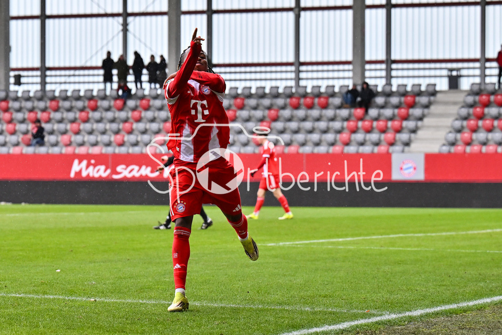 FC Bayern München - Berliner Athletik Klub | MUNICH, GERMANY - 21. FEBRUARY: Jubel der kleinen Bayern nach dem Treffer zum 5-1 durch Wisdom MIKE (FC Bayern München U19 11) / Tor / Torschuetze / Freude / Happy / während dem Spiel zwischen der U19 des FC Bayern München und der U19 des Berliner Athletik Klubs am 3. Spieltag der DFB-U19 Nachwuchsliga am FC Bayern Campus