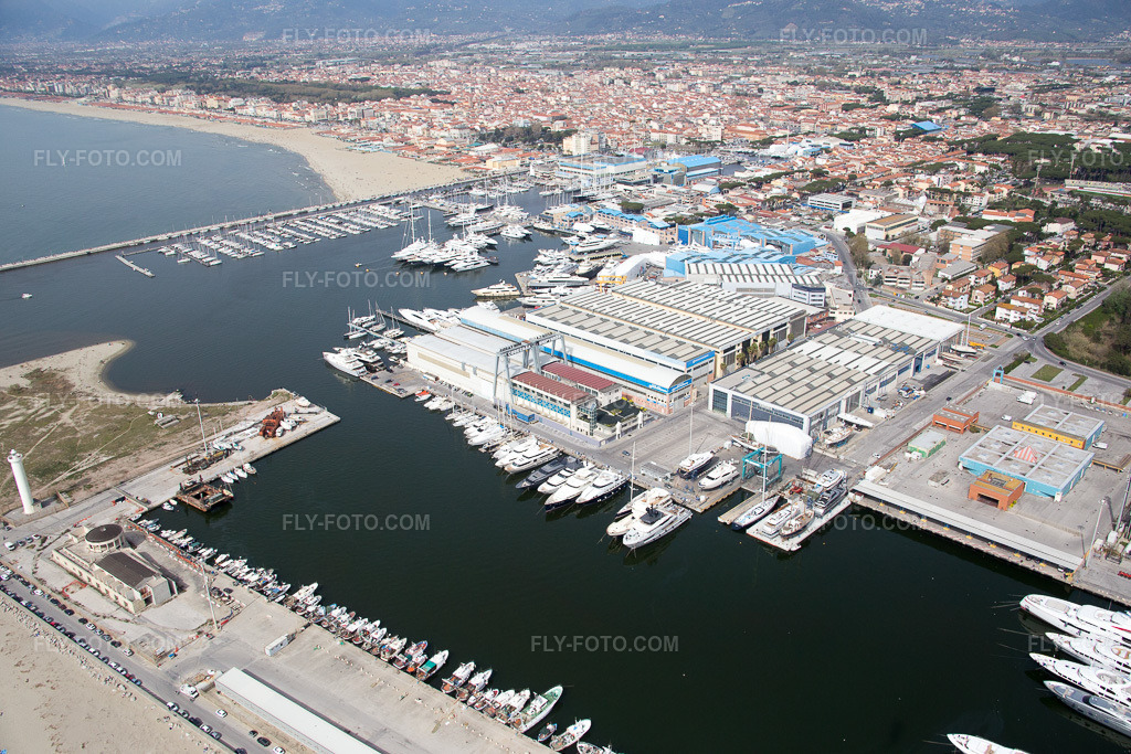 Aerial view: View of the town in Viareggio in the state Lucca, Italy. – Photo: IMG_086891.jpg taken on 04/03/2016 by Werner Riehm/FLY-FOTO.com – Resolution of the original: 5472 x 3648 px