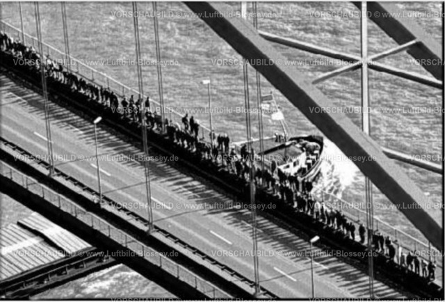 Menschenkette Bruecke der Solidarität 14-02-1997 Duisburg_Foto Blossey | Luftbild Blossey Luftbilder NRW Deutschland
