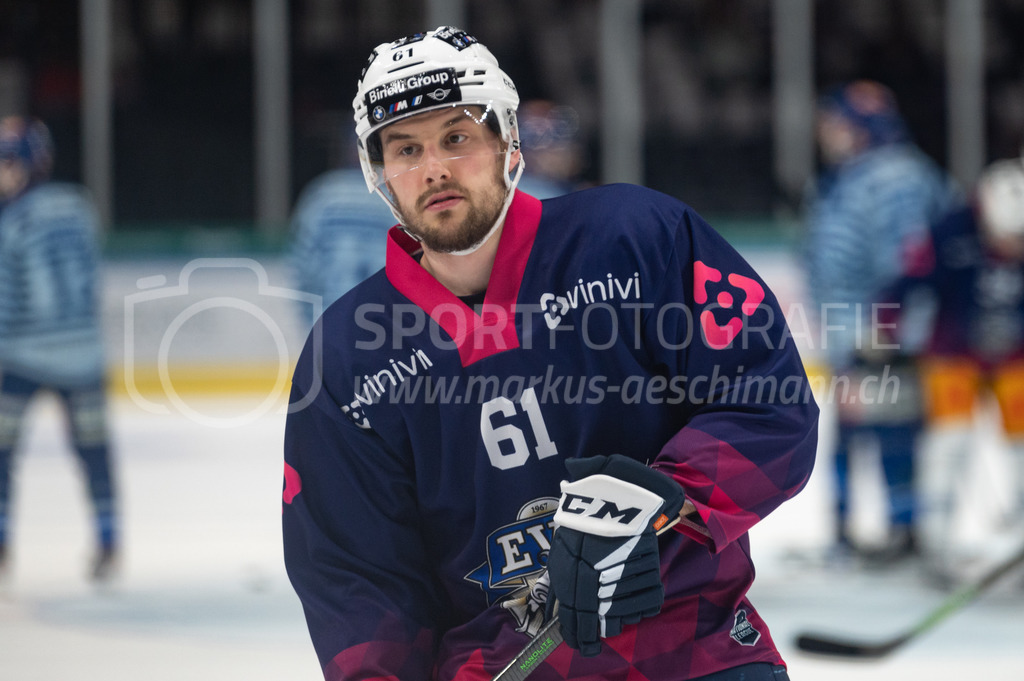 Swiss National League Final Game 2: ZSC Lions - EV Zug | 20.04.2022, Zürich, Hallenstadion, Swiss National League Final Game 2: ZSC Lions - EV Zug, #61 Sven Leuenberger (Zug) beim Aufwärmen. - Realisiert mit Pictrs.com