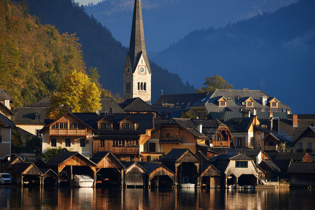 Morgenlicht über den Bootshäusern und der Kirche | Hallstatt, Austria - October 18, 2018: Morgenlicht über den Bootshäusern und der Kirche. - Realisiert mit Pictrs.com