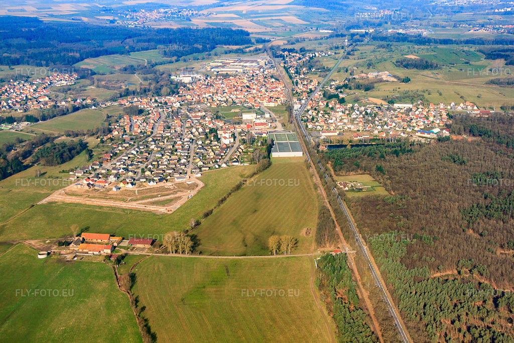 Vue aérienne: Vue de la ville depuis le sud-est à Mertzwiller dans le département Bas Rhin, France – .Photo: IMG_62810.jpg prise le 09/03/2014 par Werner Riehm/FLY-FOTO.eu – Résolution de l'original: 4752 x 3168 px