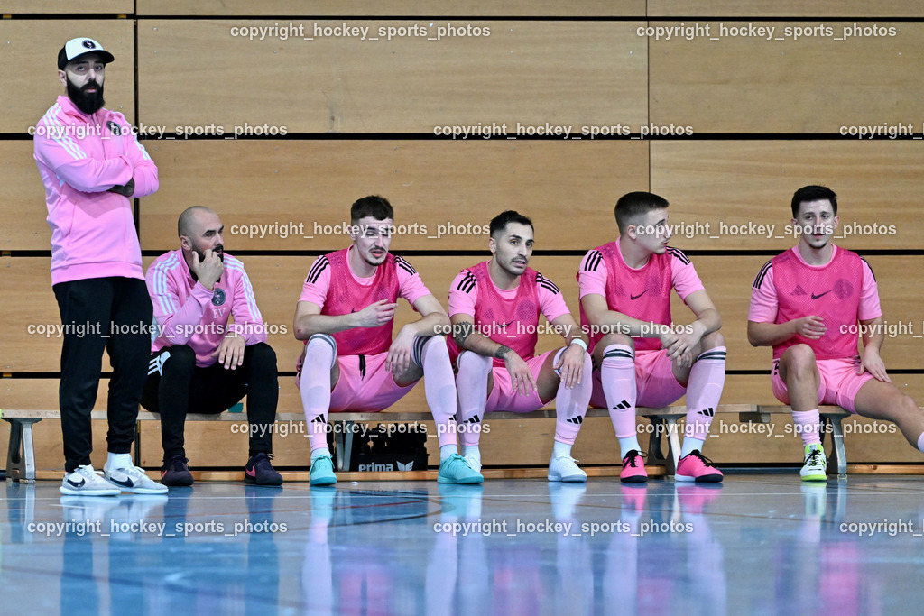 Carinthia Flamengo Futsal Club vs. FC Ljuti Krajisnici | Spielerbank Carinthia Flamengo, Headcoach Carinthia Flamengo Ugur Koc, Asisstentcoach Flamengo Futsal Elvis Vrbic, #2 Faris Buljubasic Carinthia Flamengo, #70 Yosifov Svetlozar Angelov Carinthia Flamengo, #97 Leon Brisevac Carinthia Flamengo, Carinthia Flamengo Futsal Club vs. FC Ljuti Krajisnici, Carinthia Flamengo Futsal Club vs. FC Ljuti Krajisnici am 05.01.2025 in Klagenfurt (Ballspielhalle Viktring), Austria, (Photo by Bernd Stefan)