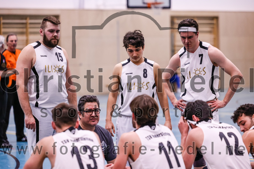 2022-04-03_106_TSV_Vaterstetten_gegen_SV_Weissblau-Allianz_Muenchen | Vaterstetten, Deutschland, 03.04.2022:
Basketball, Bezirksoberliga Herren 2021 / 2022, 14. Spieltag, TSV Vaterstetten gegen SV Weißblau-Allianz München, Endergebnis: 86:54

Trainer Daniel Paz (TSV Vaterstetten), Konstantin Huber (TSV Vaterstetten, #13), Mathias Furtmair (TSV Vaterstetten, #15), Benicio Trinidad Paz (TSV Vaterstetten, #8), Finn Liebig (TSV Vaterstetten, #11), Maximilian Metzger (TSV Vaterstetten, #12), Bastian Heckner (TSV Vaterstetten, #7), Jonathan Andre (TSV Vaterstetten, #5)

Foto: Christian Riedel / fotografie-riedel.net