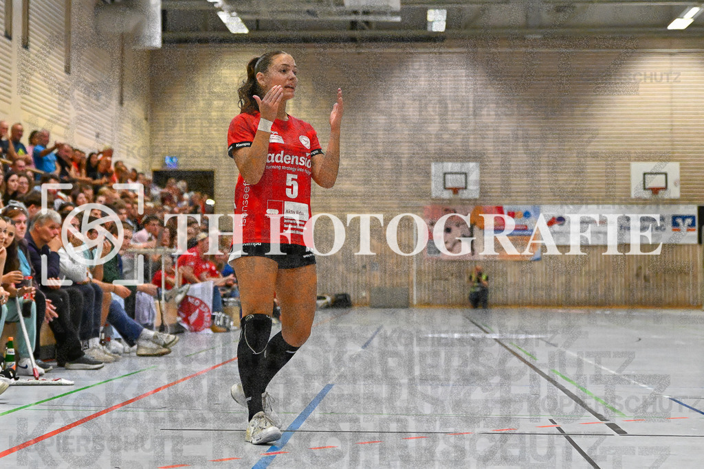 DEU, HSG Freiburg - TG Nuertingen, Handball, 2. Handball-Bundesliga, Saison 2023/2024, 04. Spieltag, Saison 2023/2024, 07.10.2023 | Nele Emmenecker (HSG Freiburg, #05)

DEU, HSG Freiburg - TG Nuertingen, Handball, 2. Handball-Bundesliga, Saison 2023/2024, 04. Spieltag, Saison 2023/2024, 07.10.2023

Foto: Eibner-Pressefoto/Thomas Hess
