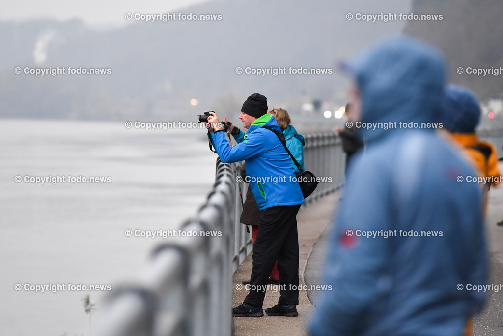 Westring A26_ erster Brueckenteil Westringbruecke_ 01.12.2022-31 | 01.12.2022, Westring A26, AUT, Westring A26, erster Brueckenteil Westringbruecke, im Bild Transportschiff mit Brueckenteil auf der Donau, Schaulustige, Zuschauer, Zaungaeste