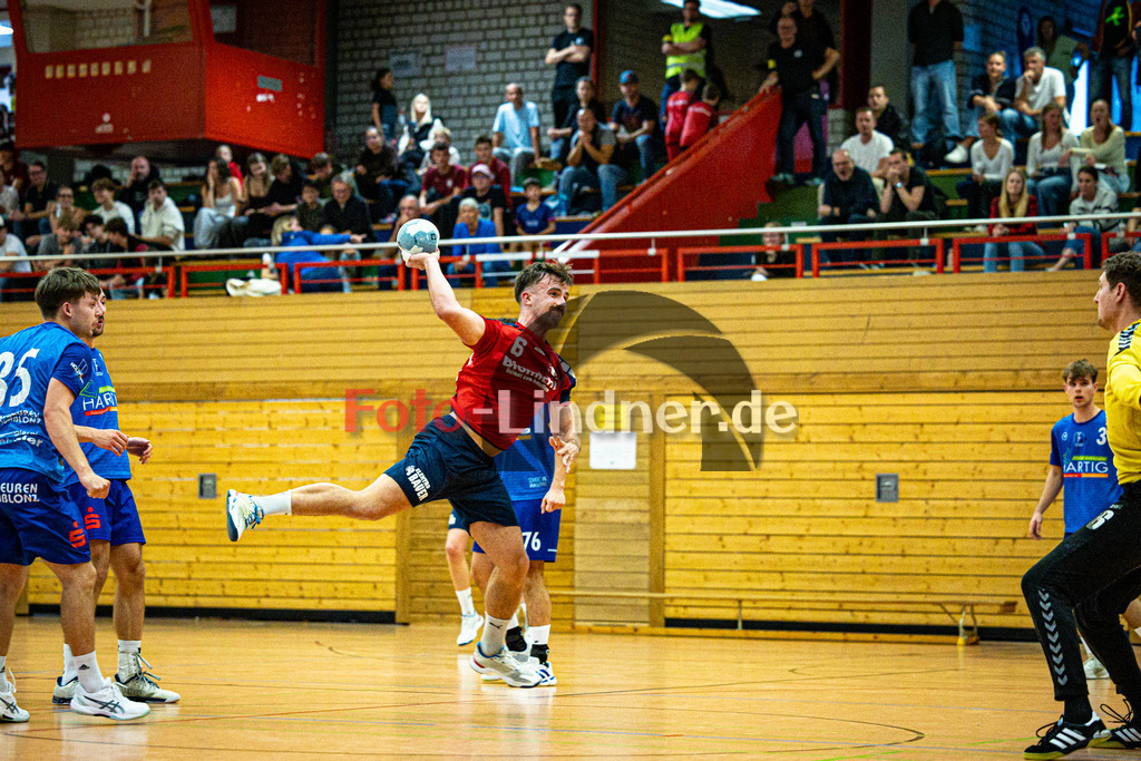 TSV Weiheim gegen SG Kaufbeuren/Neugablonz | Bezirksoberliga Handball Herren 2025/26, TSV Weiheim gegen SG Kaufbeuren/Neugablonz, 20251004,Torwurf Andreas KUNZ (TSV Weilheim 6),2025-10-04 in Weilheim (Jahnhalle)Andreas KUNZ (TSV Weilheim 6), Stefan GELLRICH (SG Kaufbeuren/Neugablonz 35)Copyright: WolfgangxLindner