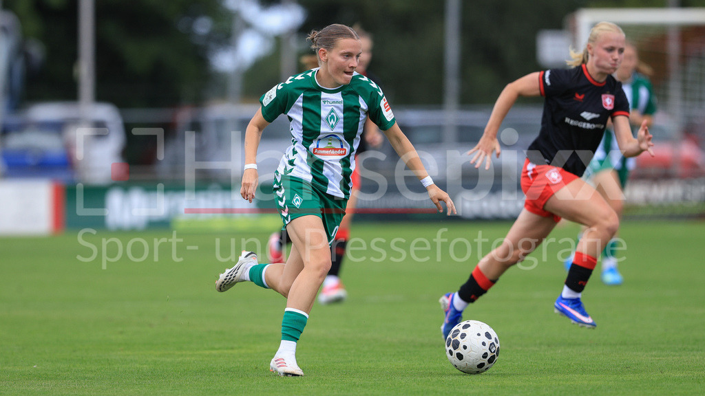 Fussball, Testspiel Frauen, FC Twente Enschede - SV Werder Bremen | Sarah Ernst (SV Werder Bremen, 26) am Ball, Einzelbild, Ganzkörper, Aktion, Action, Spielszene