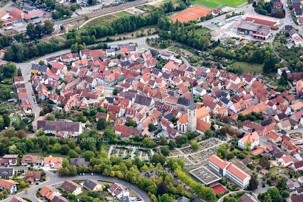 Kirchengebäude im Dorfkern | Luftbild: Kirchengebäude im Dorfkern in Grünsfeld im Bundesland Baden-Württemberg in Deutschland. Foto: IMG_111376.jpg vom 09.09.2018 durch Werner Riehm/FLY-FOTO.de - Realisiert mit Pictrs.com