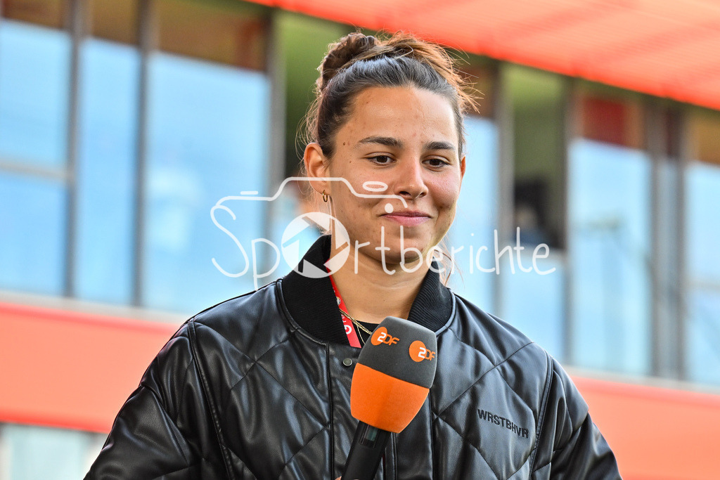 FC Bayern München - SC Freiburg | Im Bild Lena OBERDORF beim Interview mit dem ZDF / Einzelfoto / Freisteller / Frauen Bundesliga: FC Bayern Muenchen - SC Freiburg, FC Bayern Campus am 27.04.2025