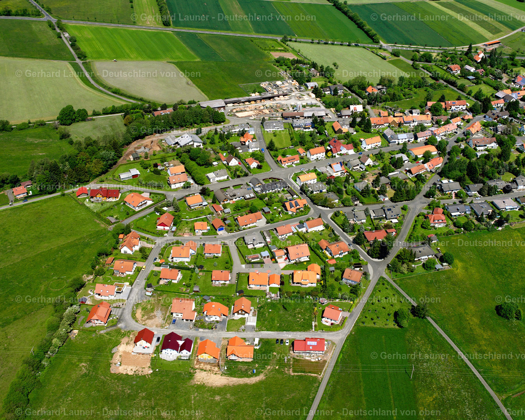 2614044 | ENGELROD 09.06.2006 Landwirtschaftliche Nutzflächen und Feldgrenzen  umsäumen das Siedlungsgebiet des Dorfes in Engelrod im Bundesland Hessen, Deutschland // Agricultural land and field boundaries surround the settlement area of the village  in Engelrod in the state Hesse, Germany Foto: Gerhard Launer