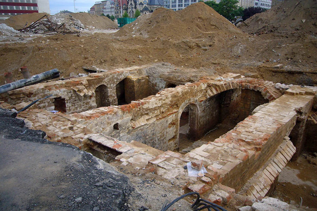 Foto: Leipzig - Stadtgründung Leipzig - Stadtbrief - Archäologische Ausgrabungen am Brühl im August 2008 | Das Team hinter BILDLEXIKON LEIPZIG bündelt historische wie aktuelle Informationen über die Stadt Leipzig in Text und Bild auf einer Plattform und stellt diese der interessierten Öffentlichkeit zur Verfügung.
