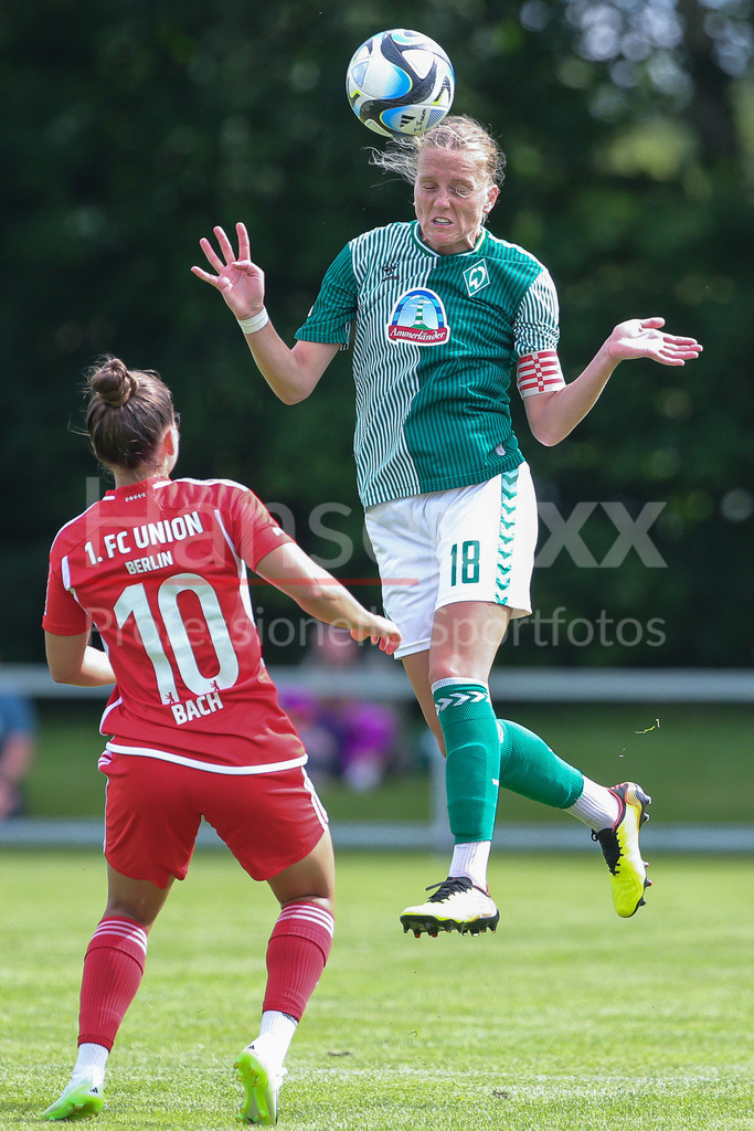 Fussball, Testspiel Frauen, 1. FC Union Berlin - SV Werder Bremen | v.li.: Latoya Bach (1. FC Union Berlin, 10) und Lina Hausicke (SV Werder Bremen, 18) beim Kopfball, Aktion, Action, Spielszene