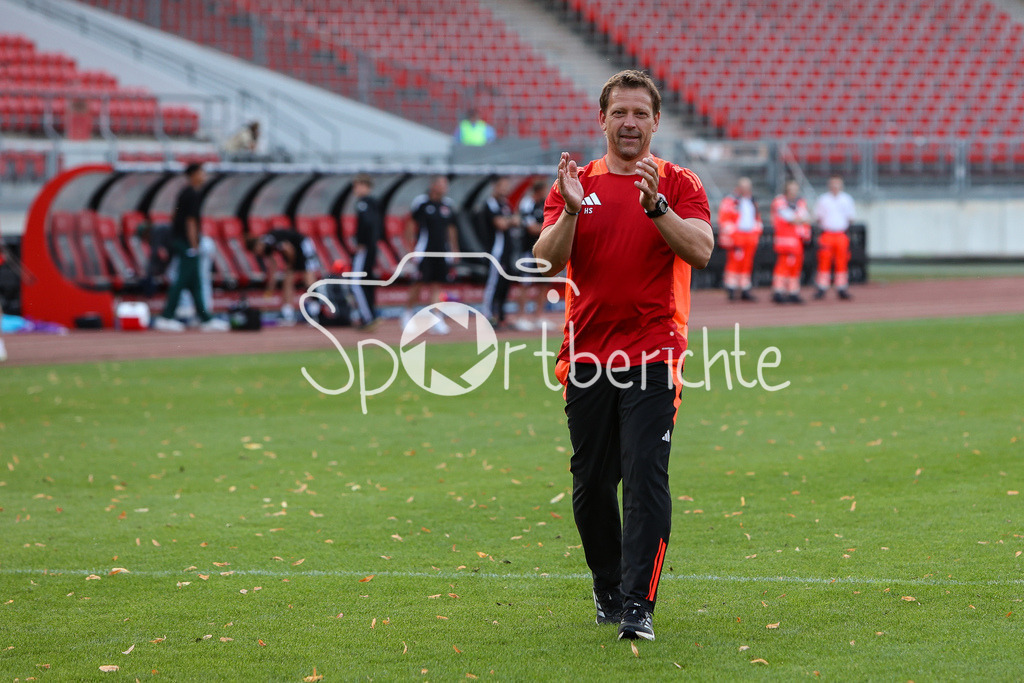 1. FC Nürnberg II - FC Bayern Amateure | Bayern Trainer Holger SEITZ bedankt sich nach dem Spiel bei den mitgereisten Fans / Freisteller / Einzelfoto