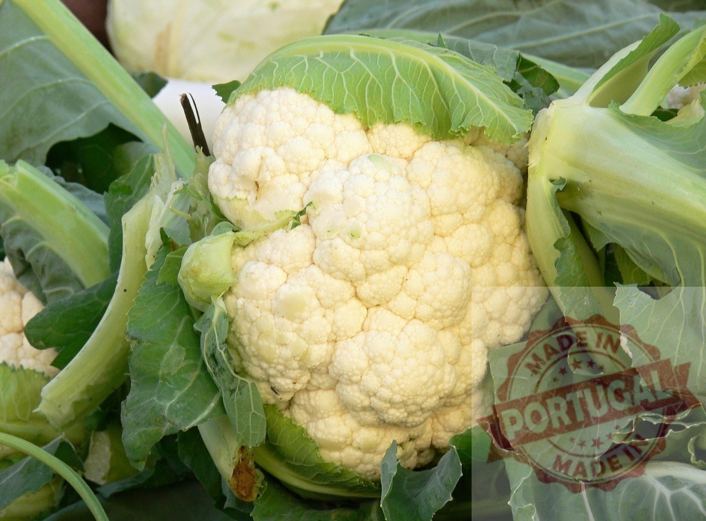 Fresh organic cauliflower vegetable with green leaves | Freshly picked cauliflower vegetable with green leaves ready for market - Realisiert mit Pictrs.com