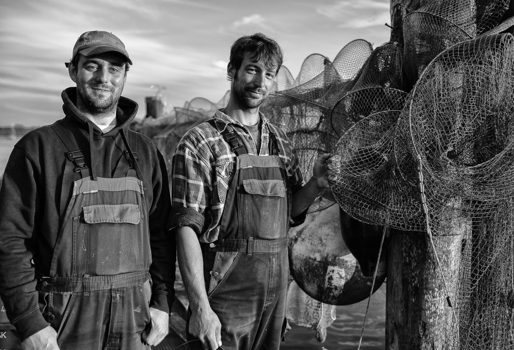 fischer-2020-093 | Christian und Nils Ross (rechts) sind Berufsfischer in Schleswig an der Schlei. In dem kleinen Familienbetrieb arbeiten beide eng mit Vater Jörn zusammen. Die Familie Ross lebt und fischt seit Jahrhunderten an der Schlei. - Realisiert mit Pictrs.com