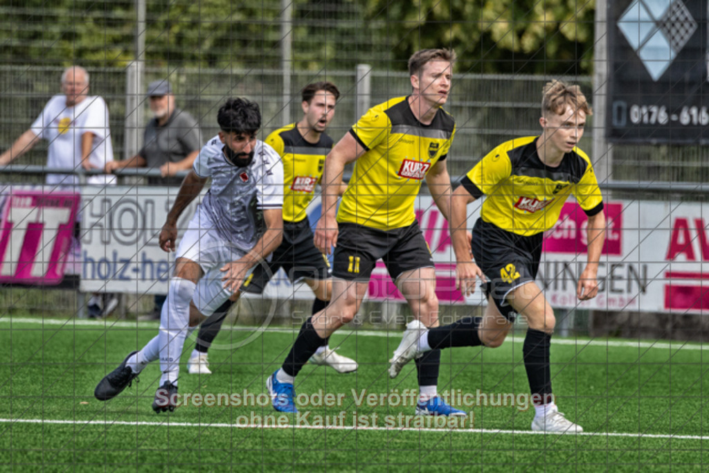 20250824_134454_0486-Bearbeitet | #,1.FC Heiningen II (gelb) vs. 1.Göppinger SV III (weiß), Fußball, Kreisliga B7 - Bezirk Neckar/Fils, 01. Spieltag, Saison 2025/2026, Kunstrasenplatz Sportzentrum Heiningen, Krautgarten 1, 73092 Heiningen, 24.08.2025 - 13:00 Uhr,Foto: PhotoPeet-Sportfotografie/Peter Harich